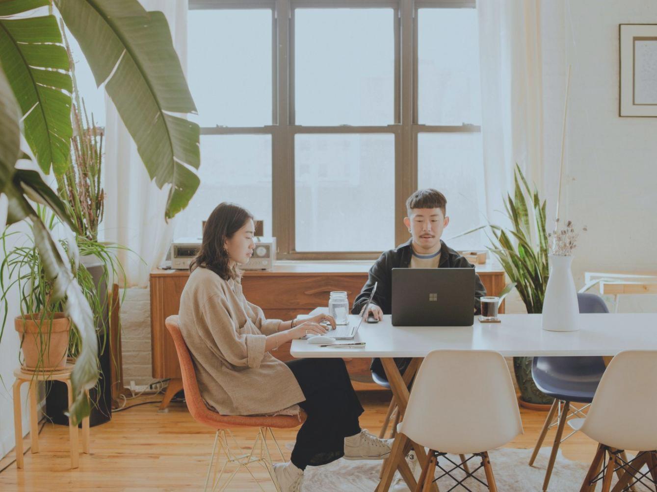 Salle de formation équipée pour cours de finances